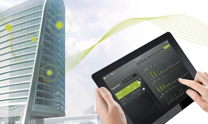 Tablet con programma di configurazione e grattacielo sullo sfondo