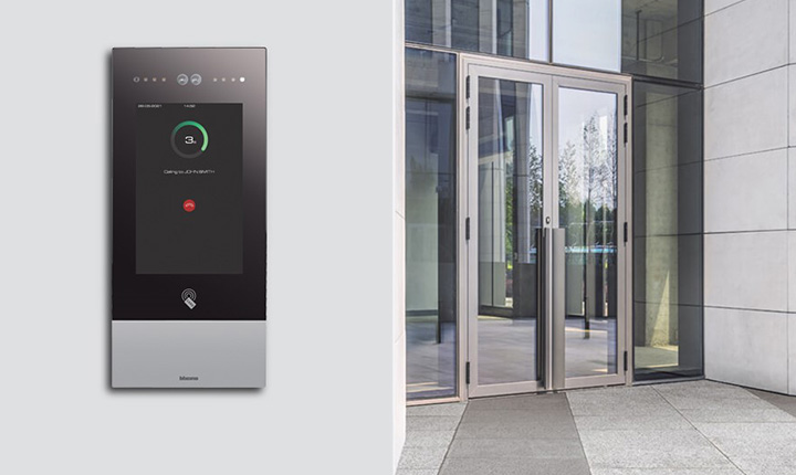Videocitofono IP BTicino con portone di ingresso palazzo