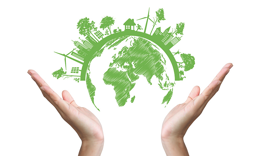 Due mani che sorreggono un globo verde con sopra simboli ecologici come alberi, turbine eoliche e pannelli solari.